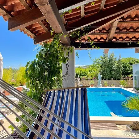 With Swimming Pool Apartman *