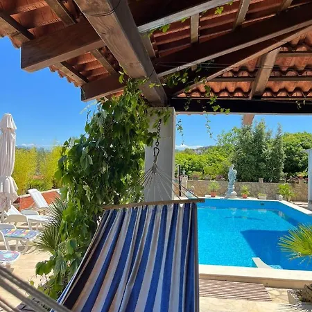 Apartman With Swimming Pool